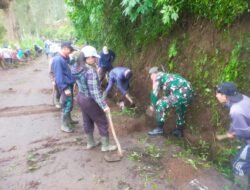 Jaga Lingkungan, Babinsa Tosari Ajak Warga Wonokitri Tosari gelar Aksi Bersih Jalan