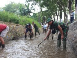 Jelang HUT ke-62 Korem 083/ Baladhika Jaya, Kodim 0820 Probolinggo Gelar Aksi Bersih Sungai di Tisnonegaran