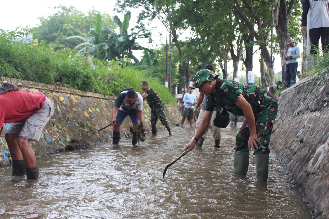 kegiatan kerja bakti membersihkan aliran Sungai Sumber Pacar di Kelurahan Tisnonegaran, Kecamatan Kanigaran
