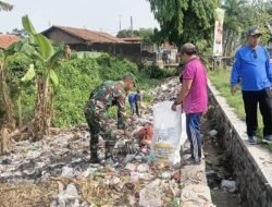 Babinsa Leces Ajak Warga Wujudkan Lingkungan Bersih Lewat Aksi Bebas Sampah.