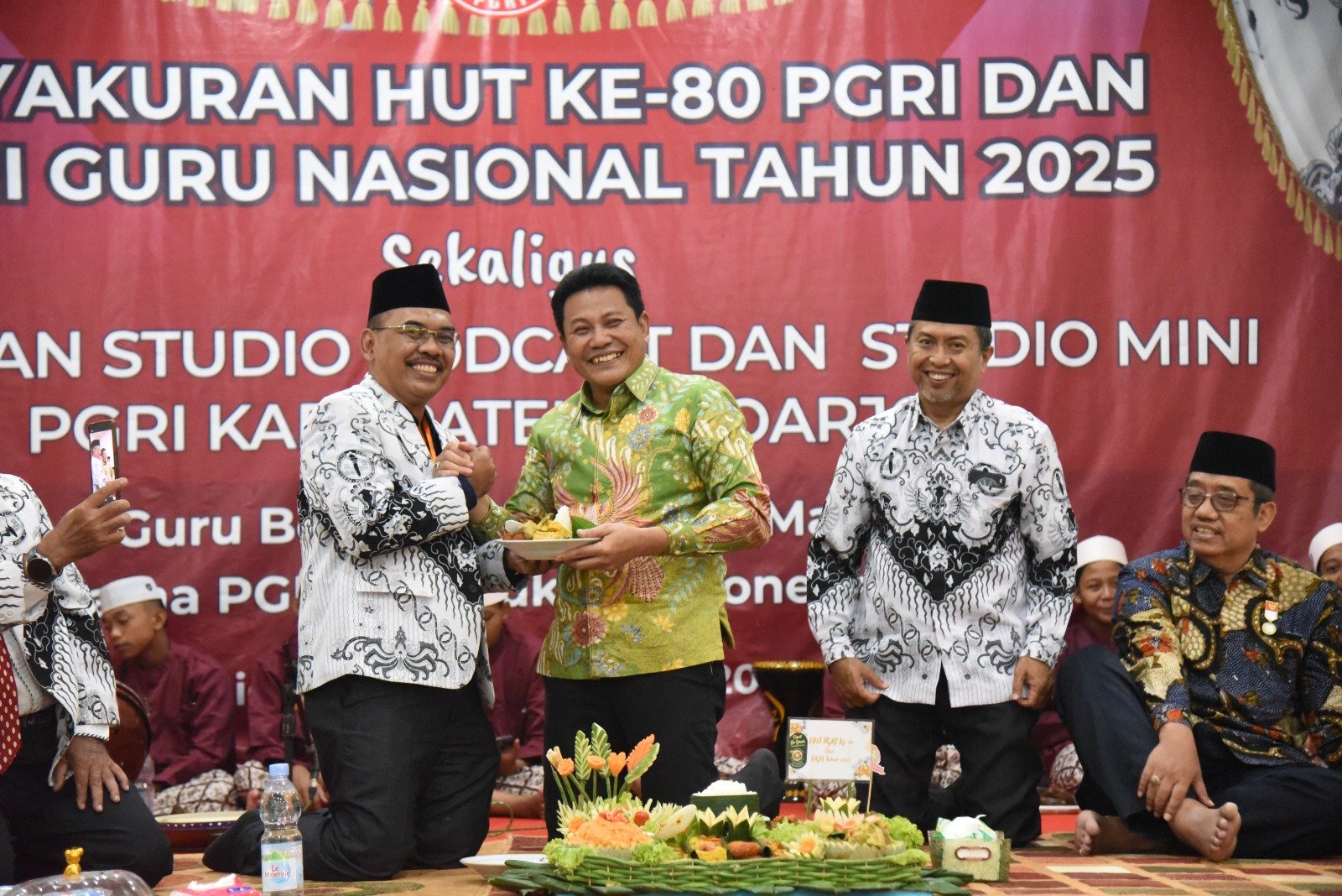 Bupati H. Subandi Resmikan Studio Mini dan Podcast Baru Milik PGRI Sidoarjo.