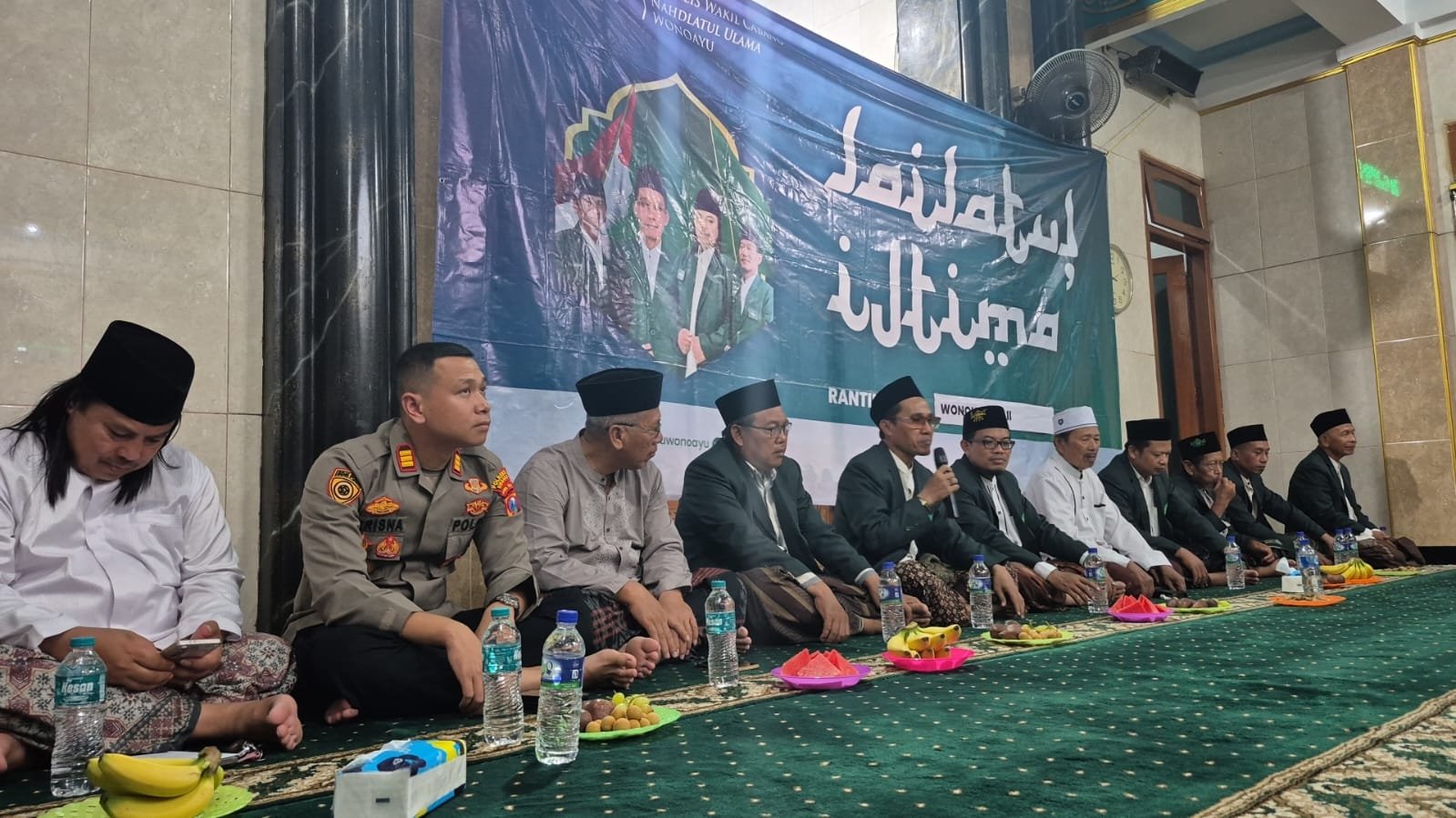 Kapolsek Wonoayu Polresta Sidoarjo, AKP Krisna Hadi Widyanto, turut hadir dalam gelaran Lailatul Ijtima yang diselenggarakan MWC NU Wonoayu di Masjid Subulussalam, Desa Wonokasian