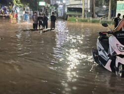 Banjir Rendam Jalan Utama Tambakrejo Pasuruan, Arus Lalu Lintas Lumpuh hingga Malam Hari