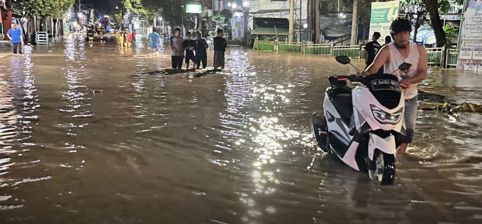 banjir besar di jalan utama Desa Tambakrejo.