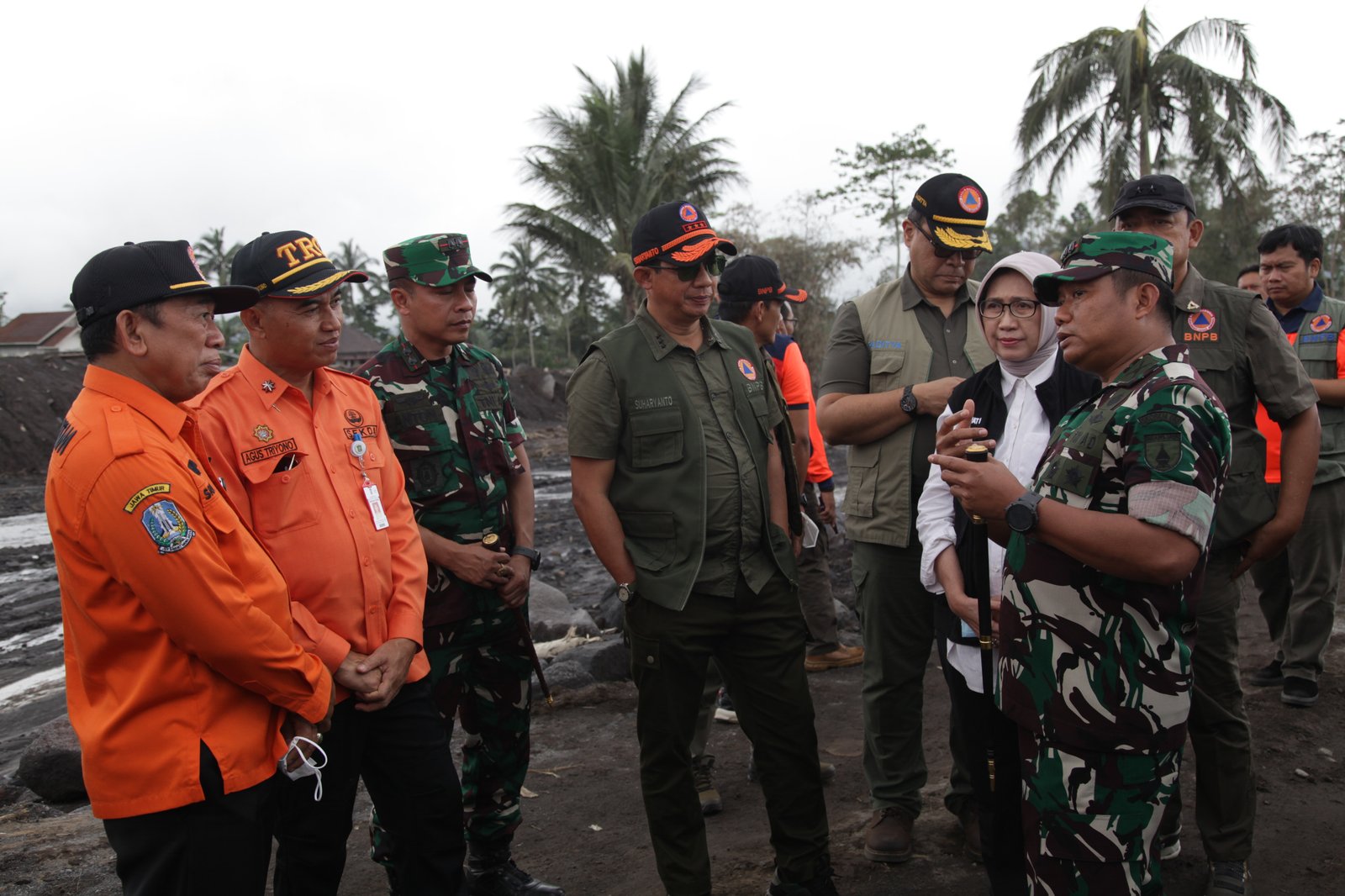 Kepala Badan Nasional Penanggulangan Bencana (BNPB) Letjen TNI Dr. Suharyanto, S.Sos., M.M., meninjau secara langsung wilayah yang terdampak di Kecamatan Pronojiwo,