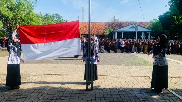 UPT SMP Negeri 4 Pasuruan menggelar upacara peringatan Hari Guru Nasional (HGN) Tahun 2025 yang dirangkaikan dengan Hari Ulang Tahun PGRI ke-80