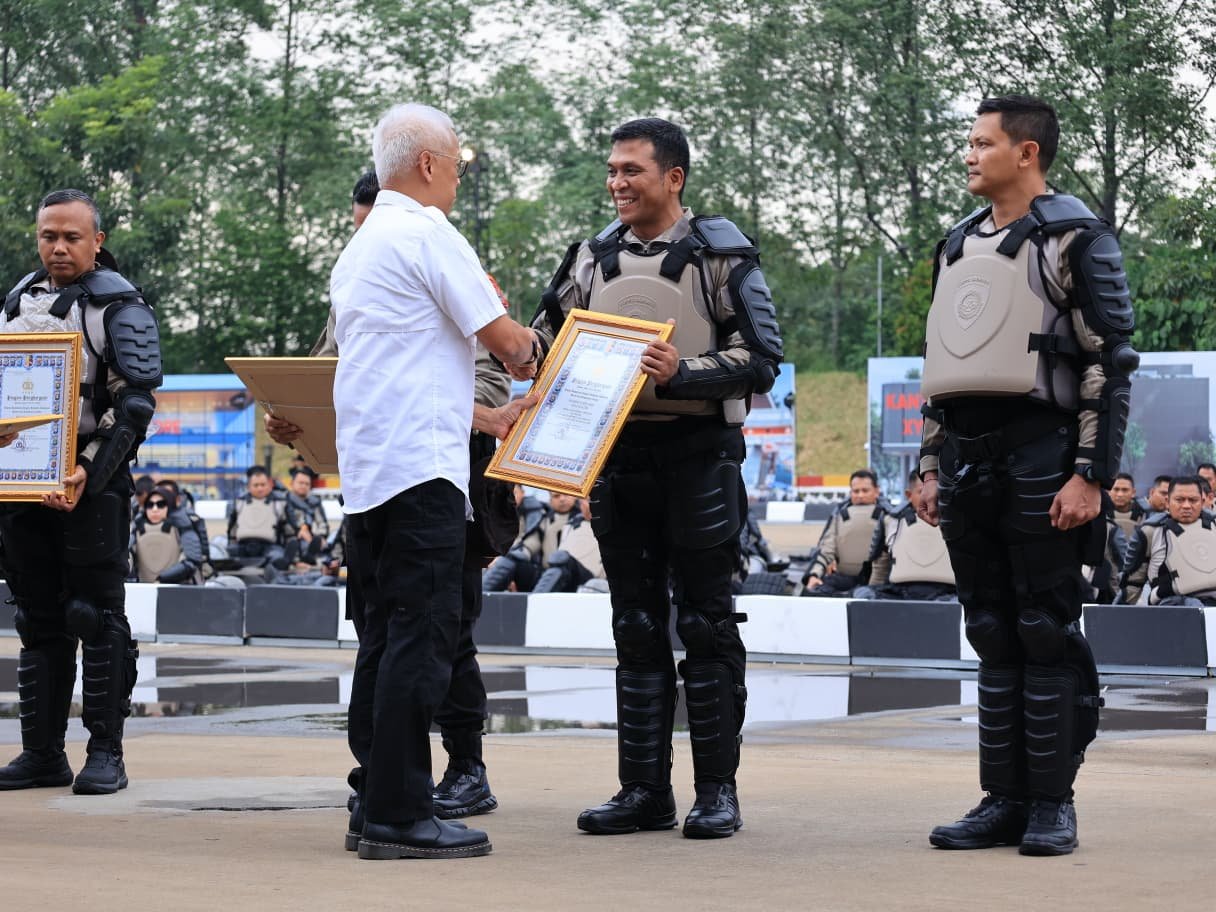 Kapolresta Sidoarjo Kombes Pol Christian Tobing menerima penghargaan dari Kapolri Jenderal Listyo Sigit Prabowo.