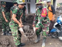 Personel Kodim 0821 dan Relawan Terjun Maksimal Bersihkan Rumah Terdampak Erupsi Semeru