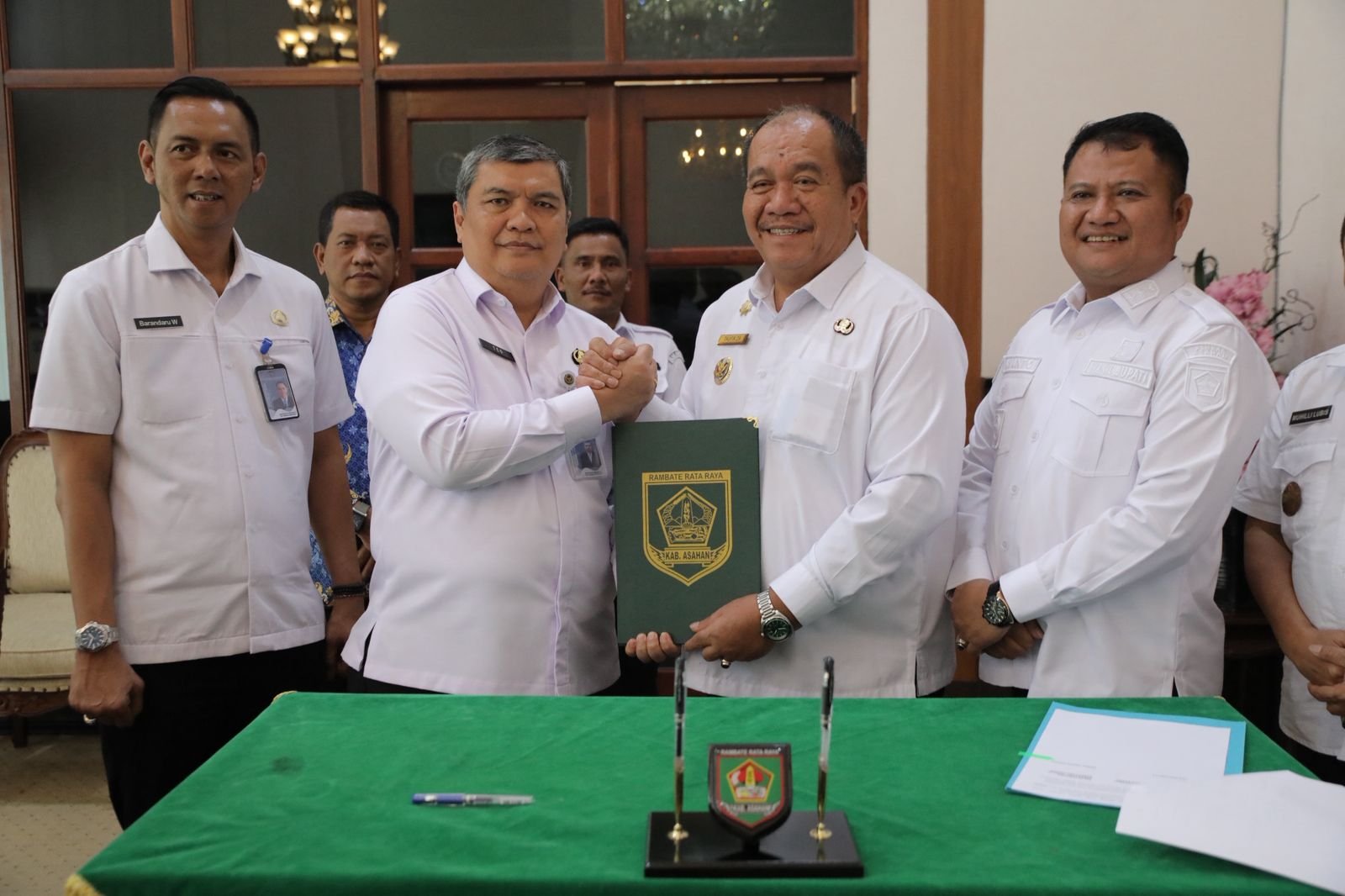 Asahan menunjukkan komitmen nyata dalam memperkuat pelayanan publik dengan menyerahkan hibah tanah dan bangunan kepada Kantor Imigrasi Kelas II TPI Tanjungbalai.