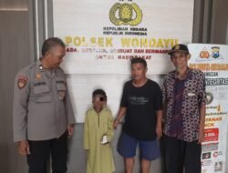 Warga Pagerngumbuk Serahkan Anak Laki-Laki yang Ditemukan ke Polsek Wonoayu, Keluarga Segera Dijemput