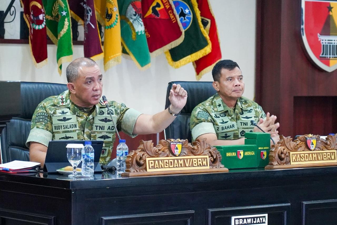 Mayjen TNI Rudy Saladin, M.A., memberikan arahan langsung kepada para Pejabat Utama, Danrem, dan Dandim dalam pertemuan di Ruang Bina Yudha Makodam V/Brawijaya