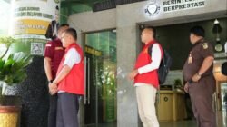 Kejati Sumsel Serahkan Tersangka Kasus Korupsi Oknum PNS Jaksa Gadungan ke Kejari OKI