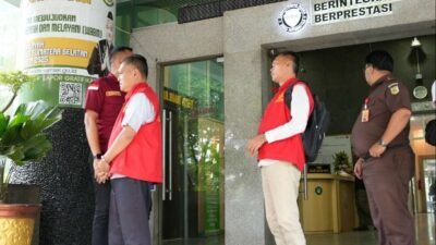 Kejati Sumsel Serahkan Tersangka Kasus Korupsi Oknum PNS Jaksa Gadungan ke Kejari OKI