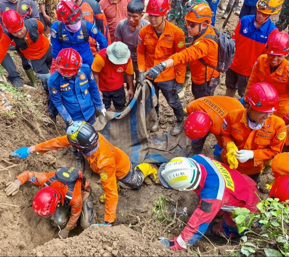 Innalilahi, Empat Orang Satu Keluarga Tewas Tertimbun Longsor di Trenggalek