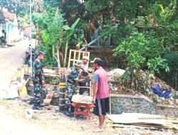 Babinsa bersama Warga Mojolengko Bangun Pos Siskamling