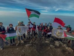 Relawan AWG Kibarkan Bendera Indonesia dan Palestina di Puncak Gunung Raung