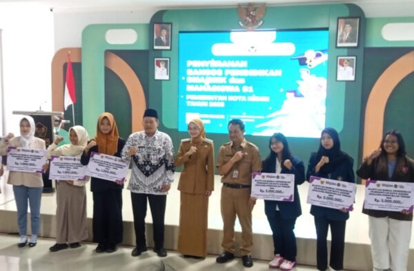 Pemkot Kediri Salurkan Bansos Pendidikan ke Pelajar dan Mahasiswa