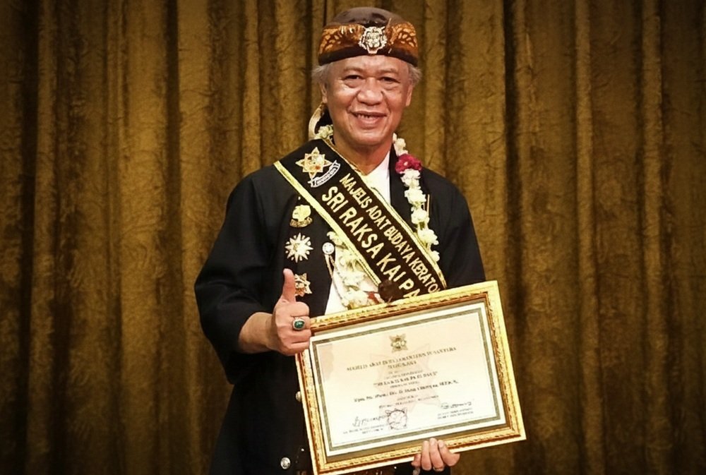 Abah Anton Charliyan Terima Anugerah Sriraksa Kalpa Budaya sebagai Pelestari Budaya Nusantara