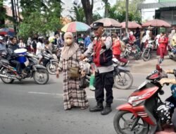Polsek Krian Tingkatkan Pengamanan, Petugas Sigap Atur Lalin dan Bantu Pelajar Menyeberang di Depan Sekolah