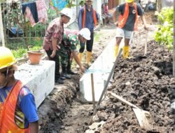 Babinsa Kolursari dan Warga Kerja Bakti  Pembangunan Drainase Baru