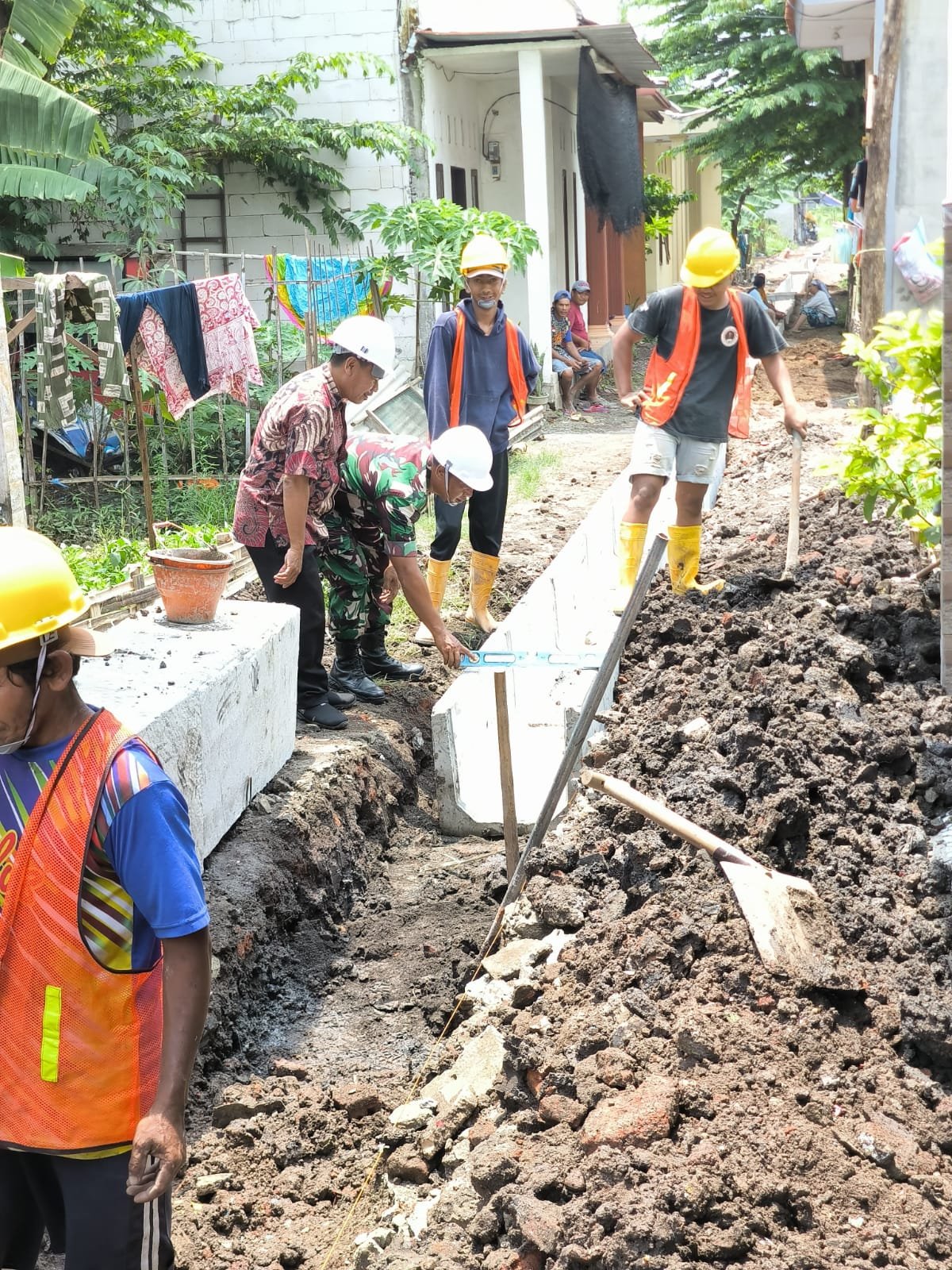 Sertu Suprianto dari Koramil 0819/10 Bangil, bersama warga RT 009 RW 002 mengadakan kerja bakti pembangunan drainase baru