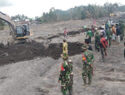 Tim Gabungan TNI Evakuasi Puing Rumah Warga Terdampak Material Vulkanik Semeru