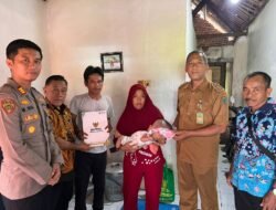 Kapolsek Krembung Sambangi Desa Tanjekwagir, Salurkan Bantuan dan Perkuat Sinergi dengan Warga