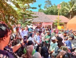 TNI Dampingi Penyaluran Bantuan, Bupati Lumajang Sampaikan Pesan Haru kepada Pengungsi Semeru