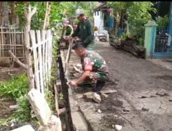 Babinsa dan Warga Desa Sidepan Gotong Royong Perbaiki Saluran Air