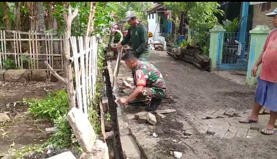 membersihkan saluran air desa