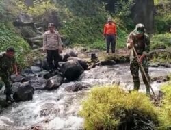 Cegah Banjir, Anggota Koramil Rembang Ajak Warga Oro-oro Ombo Kulon Bersihkan Sungai
