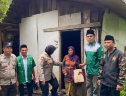 Kapolsek Lumbang dan Ansor Salurkan Sedekah untuk Lansia dan Dhuafa di Desa Pancur