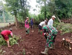 Koramil Wonomerto bersama Warga Laksanakan Kerja Bakti Bersihkan Jalan Desa