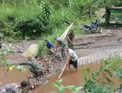 Danramil 0819/24 Tutur Pimpin Karya Bhakti Bersihkan Sungai