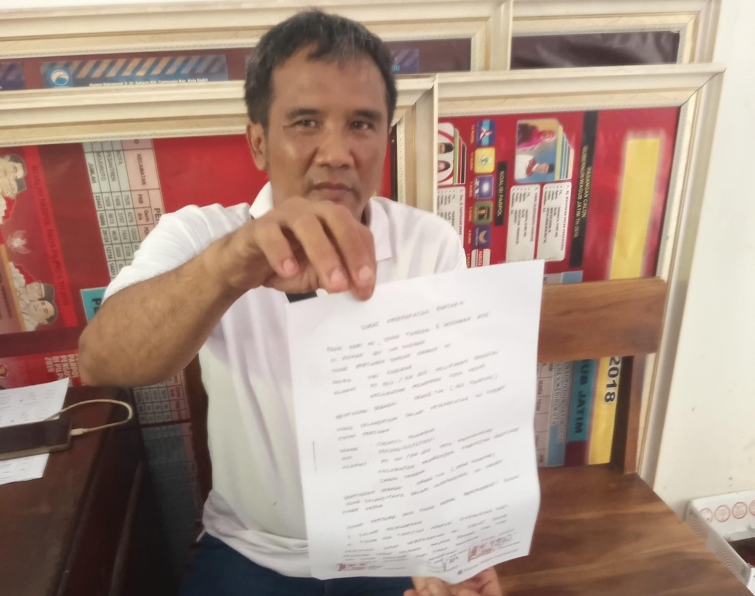 Supriyo, saat menunjukkan Surat Kesepakatan Bersama saat di Polres Kediri Kota