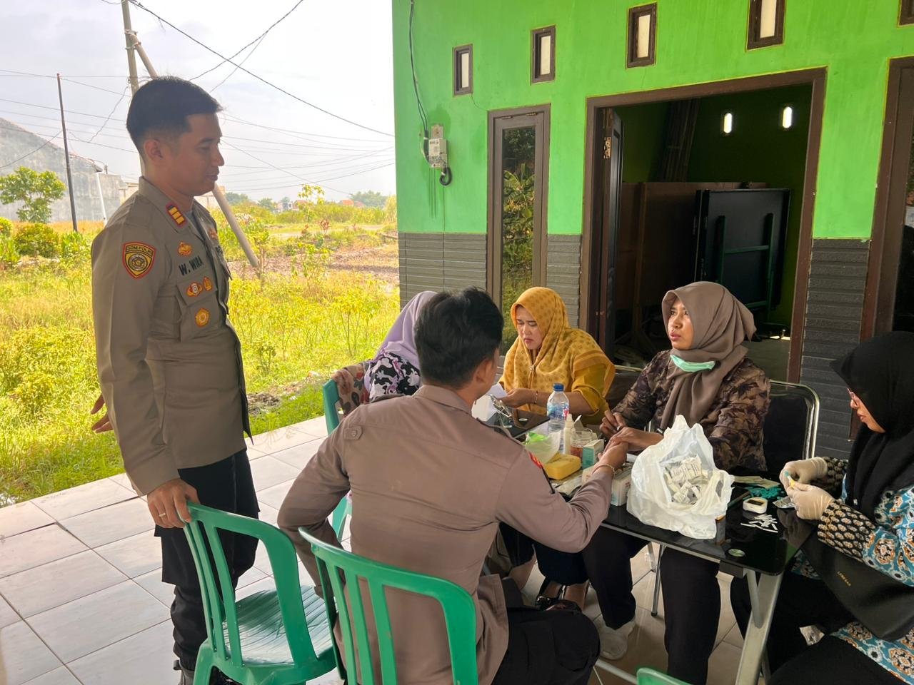 Kapolsmenyambangi Posyandu di Desa Wangkal