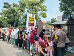Kapolsek Taman Bagikan Makanan Gratis ke Warga