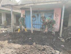 Percepatan Pemulihan: TNI Lumajang Gotong Royong Bersihkan Material Lahar di Rumah Warga