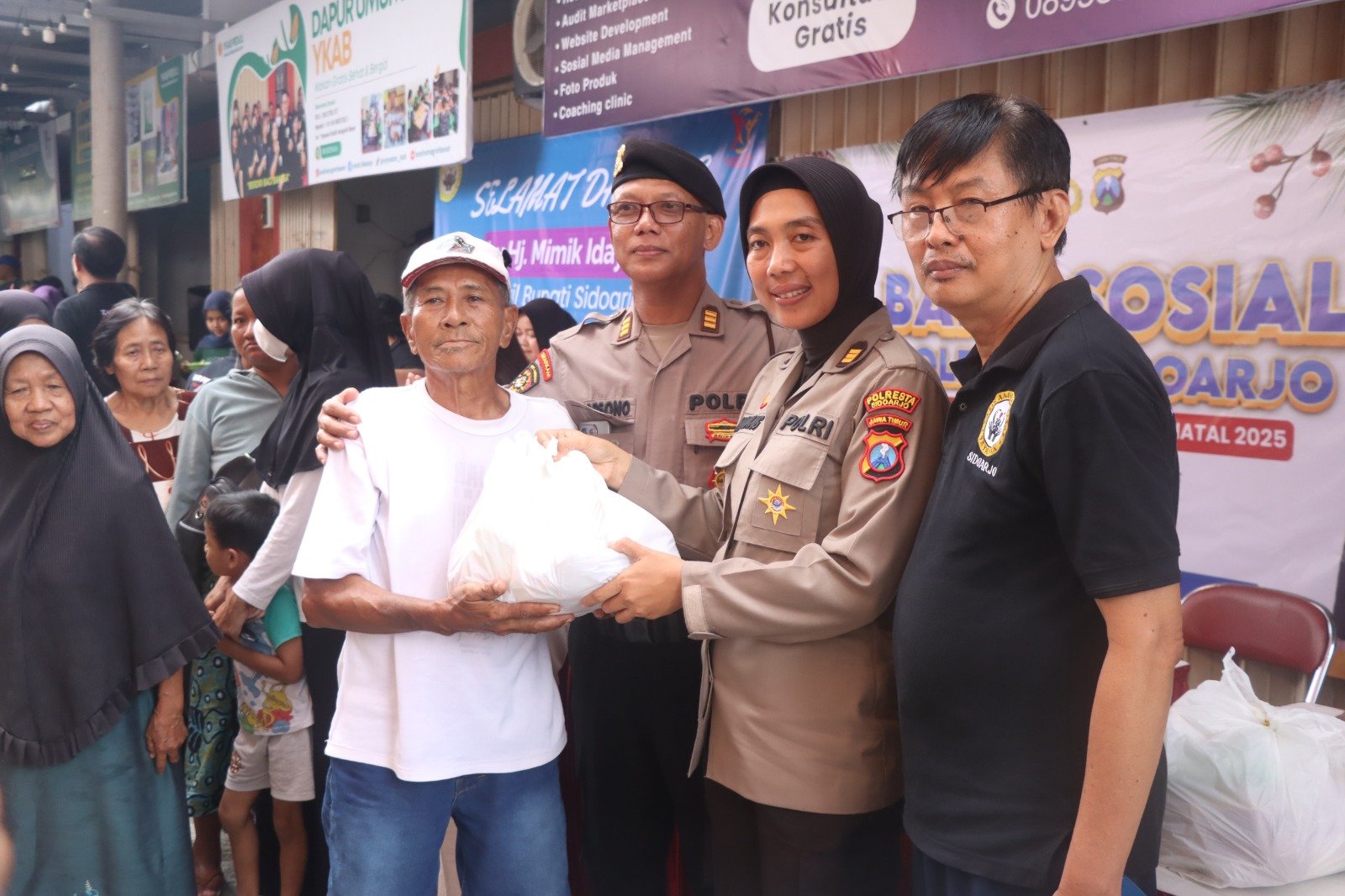 kegiatan bakti sosial pembagian paket sembako dan makanan kepada warga pra sejahtera