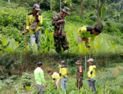 Lestarikan Lingkungan dan Tingkatkan Potensi Ekonomi, Babinsa Wonosunyo bersama Petani Tanam Pohon Buahp