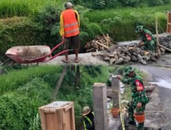 Cegah Banjir dan Abrasi, Babinsa Bersama Warga Gelar Karya Bhakti Pembuatan Tanggul Plengsengan