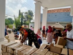 Babinsa Koramil 0820-21/Maron Kawal Penerimaan Bantuan Pangan Tahun 2025 se-Kecamatan Maron