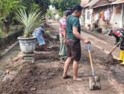 Kompak, Babinsa Bersama Warga Sukorejo Gotong Royong Bersihkan Lingkungan Pasca Banjir