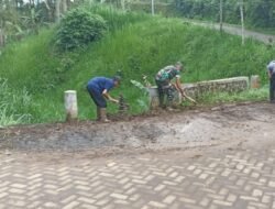 Peduli Lingkungan, Babinsa Tutur Ajak Warga Bersihkan Bahu Jalan