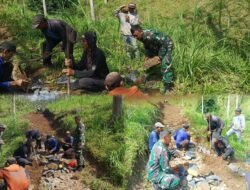 Wujud Nyata Gotong Royong, Babinsa Bersama Warga Bangun Jalan Setapak