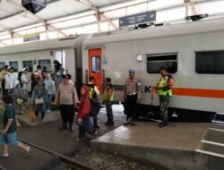 Polres Pasuruan Pantau Arus KA di Bangil, Libur Nataru 2025 Volume Penumpang Turun