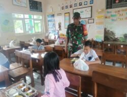 Dukung Pemenuhan Gizi Anak, Babinsa Tutur Dampingi Pendistribusian MBG