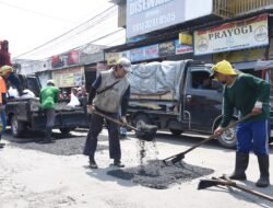 Wabup Sidoarjo Pantau Satgas Jalan Dinas PUBMSDA Sidoarjo Perbaiki Jalan Rusak