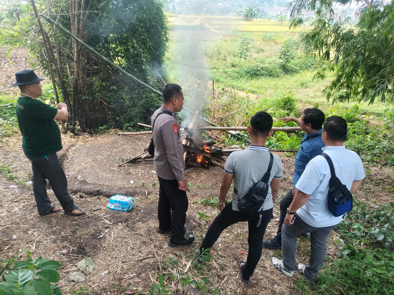 Polsek Pandaan menertibkan sekaligus membakar arena judi sabung ayam