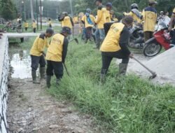 Wabup Asahan dan Warga Bersihkan Drainase di Sei Renggas